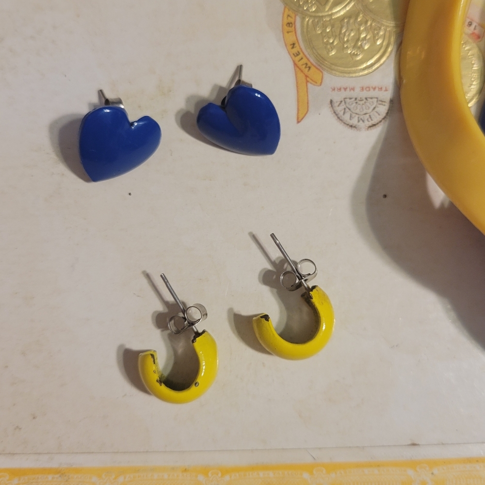 Vintage 1950s Early Plastic Wavy Blue and Yellow Bangles With Matching Earrings - Picture 5 of 11